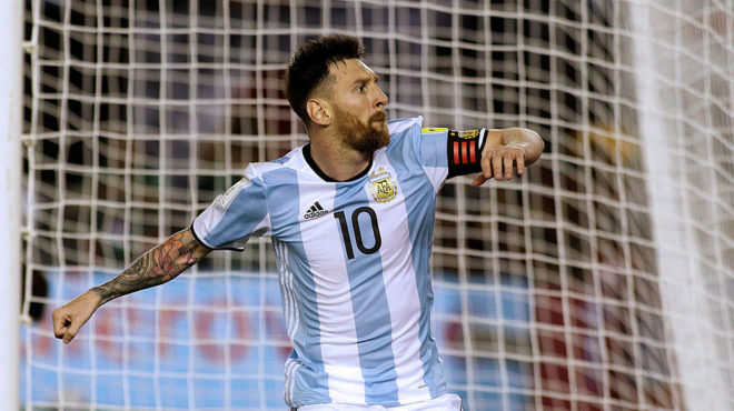 Messi celebra su gol de penal ante Chile.