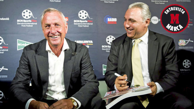 Cruyff y Stoichkov, sonrientes durante la celebracin de un acto...