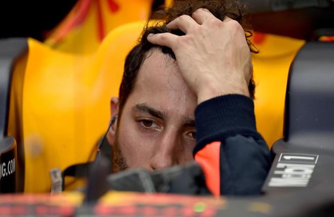 Ricciardo se atusa el pelo a bordo de su Red Bull.