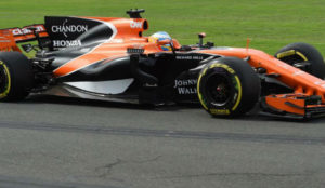 Fernando Alonso pilota su MCL32 en el circuito de Albert Park.