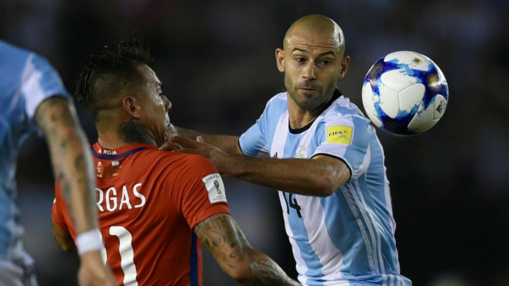 Mascherano y Vargas en el encuentro entre Chile y Argentina.