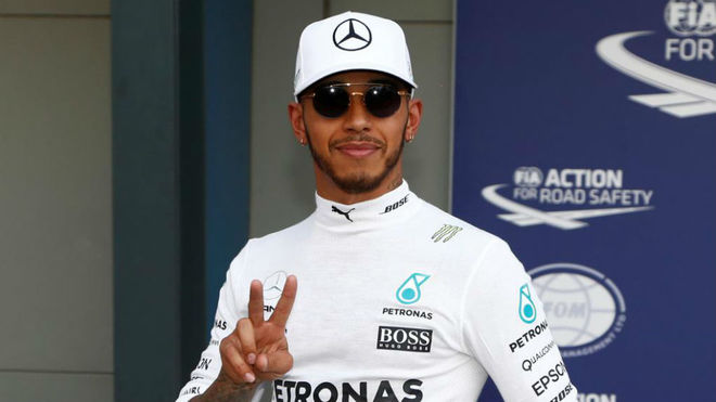 Hamilton hace el signo de la victoria tras conseguir la pole en...