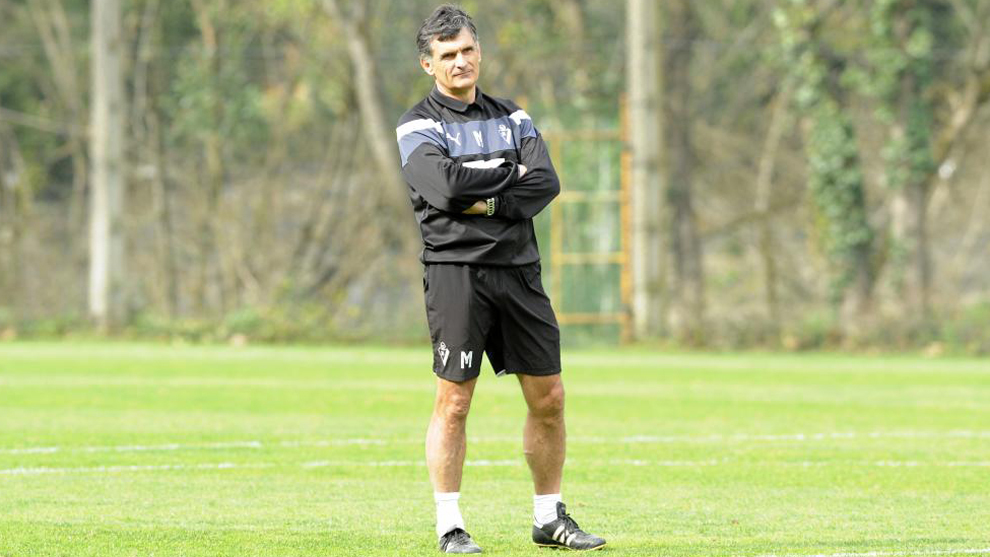Jos Luis Mendilibar, en un entrenamiento del Eibar esta temporada.