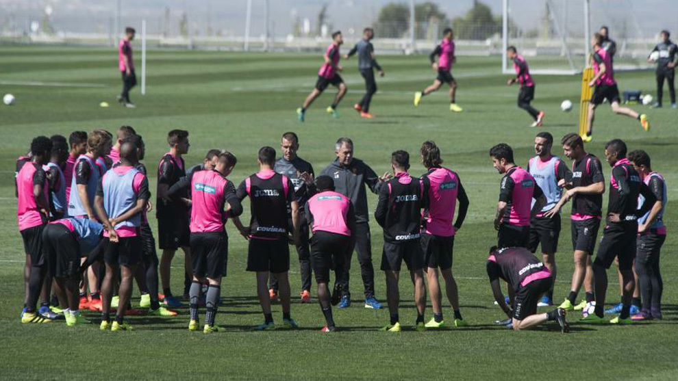 Los jugadores del Granada durante un entrenamiento.