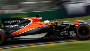 Alonso pilota su MCL32 en el circuito de Albert Park.