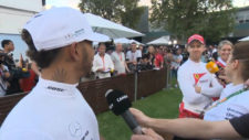 Hamilton hablando con Vettel