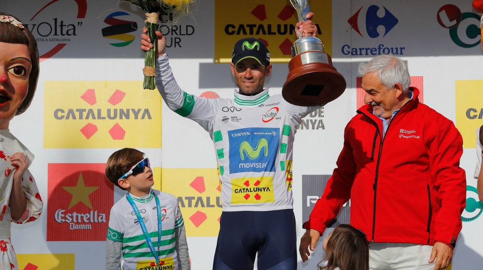 Alejandro Valverde subi al podio de Reus con sus hijos.