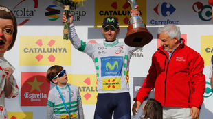 Alejandro Valverde subi al podio de Reus con sus hijos.