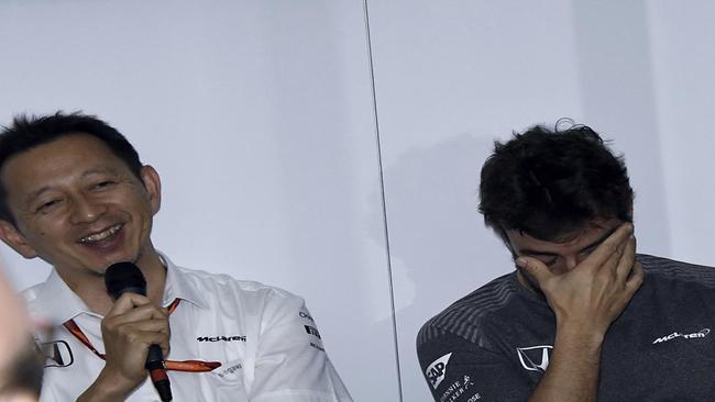 Alonso, junto a Hasegawa durante la rueda de prensa de esta tarde en...