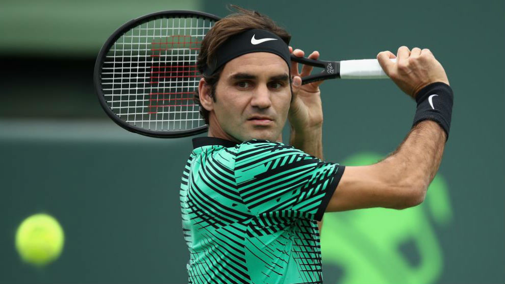 Federer golpea de revs