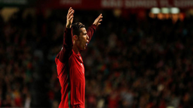 Cristiano celebra uno de sus goles a Hungra.