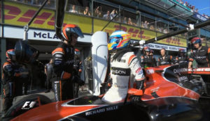 Alonso se baja de su McLaren tras abandonar la carrera a pocas vueltas...
