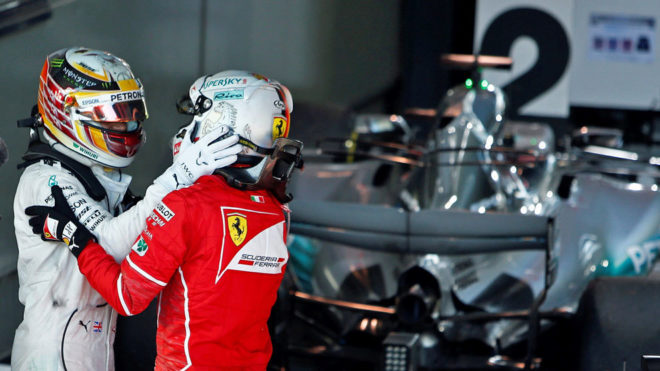 Hamilton felicita a Vettel tras su victoria en el Gran Premio de...