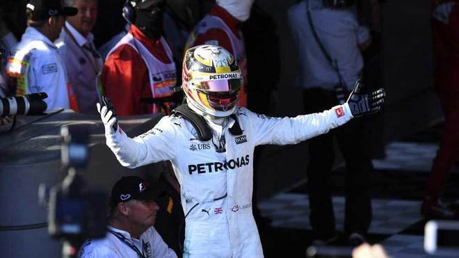 Lewis Hamilton, piloto de Mercedes AMG F1, celebra su segundo puesto.
