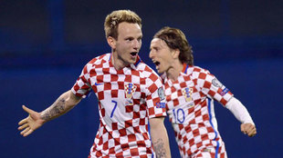 Rakitic y Modric celebran un gol ante Ucrania
