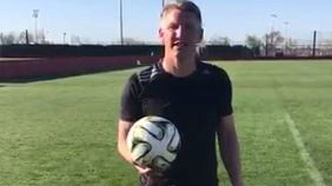 Schweinsteiger sostiene un baln durante su entrenamiento en...