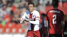 El capitn Carlos David celebra el segundo gol del Huesca en Anduva