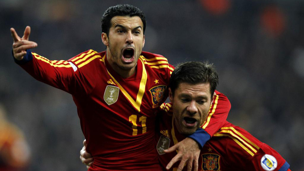 Pedro celebrando su gol ante Francia con Xabi Alonso.