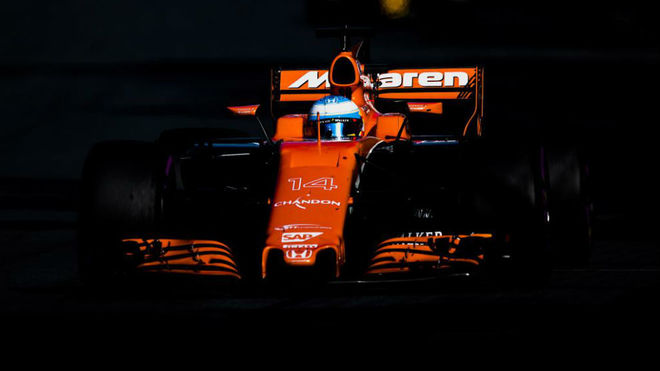 Alonso pilota su McLaren Honda MCL32 en el circuito de Albert Park.