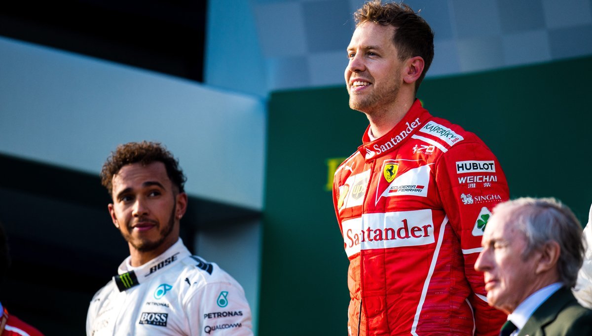 Hamilton mira de reojo a Vettel en el podio de Albert Park.