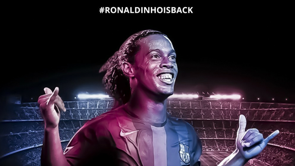 Ronaldinho celebra un gol.