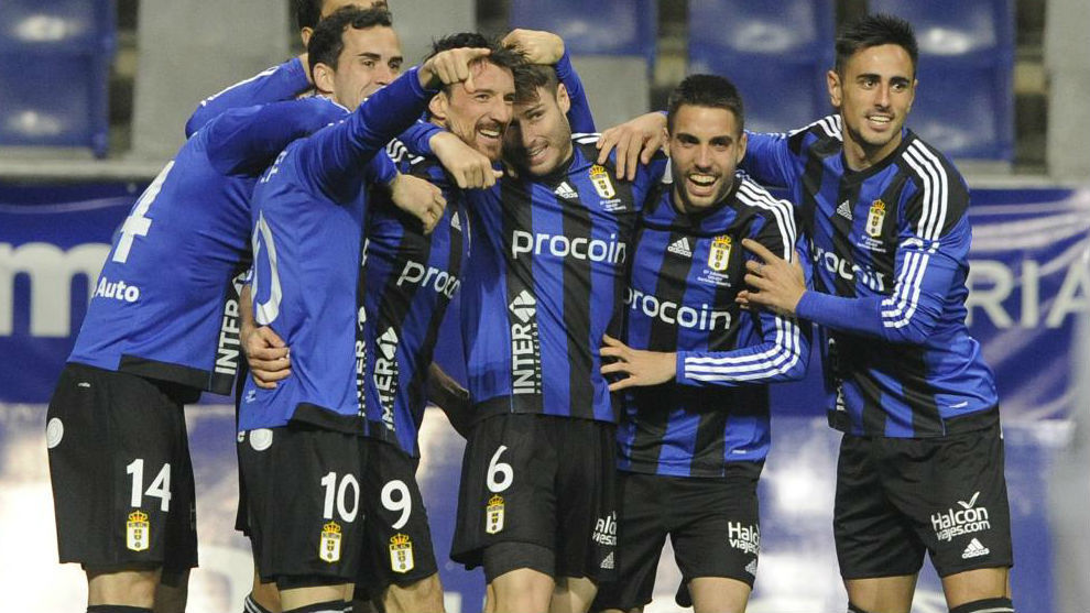 Los jugadores del Oviedo celebran uno de los goles ante el Girona.