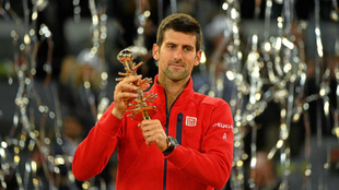 Novak Djokovic con el Ion Tiriac Trophy.