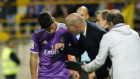 Zidane conversa con Asensio durante un partido