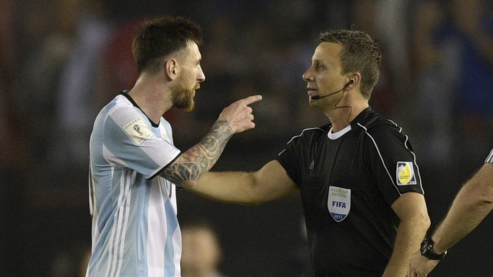 Messi discute con el colegiado en el encuentro frente Chile