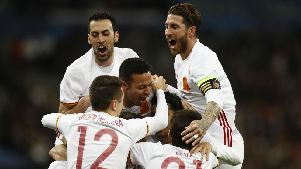 Los jugadores espaoles celebran un gol en la victoria ante Francia