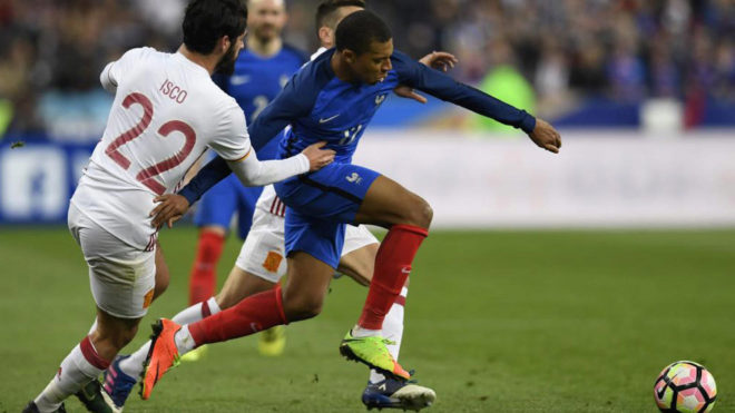 Mbapp se va de Isco durante el partido entre Francia y Espaa.