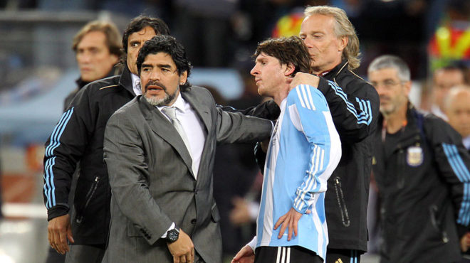 Maradona abraza Messi durante el Mundial de Sudfrica 2010.