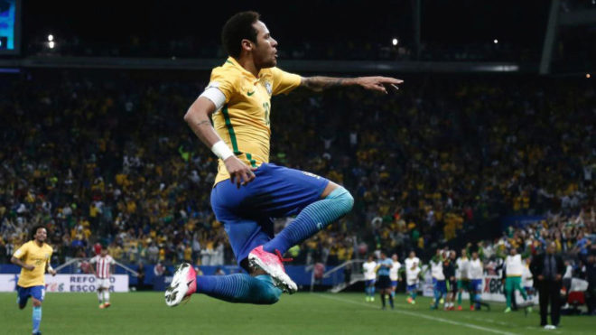 Neymar celebra su gol a Paraguay.