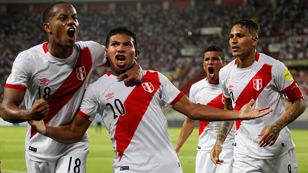 Edison Flores, en el centro, celebra su gol junto a Carrillo y...