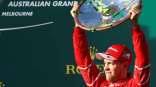 Vettel, celebrando la victoria en el podio del circuito de Albert...