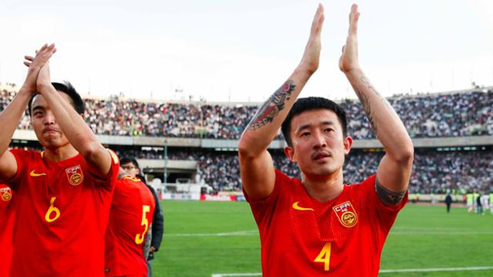 Jiang Zhipeng saluda a la aficin china desplazada al estadio Azadi...
