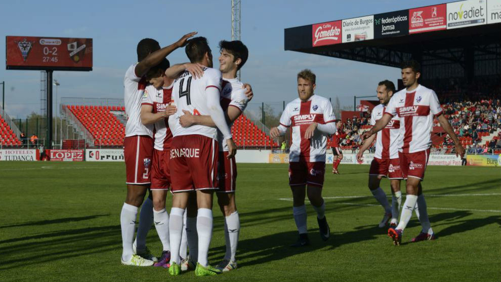 Los jugadores del Huesca celebran uno de los goles en Anduva