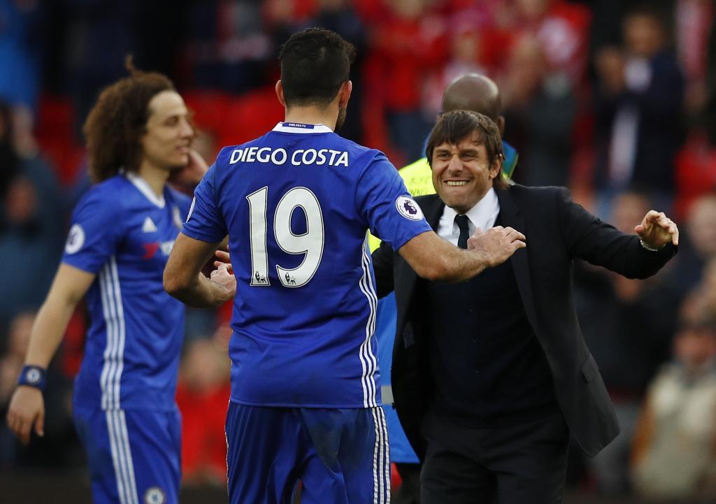 Diego Costa se saluda con Conte.