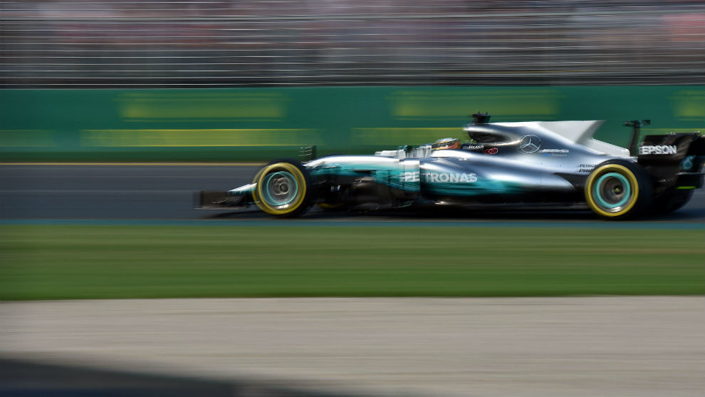 Lewis Hamilton pilotando el Mercedes el Australia