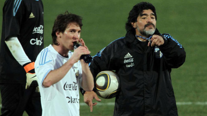 Maradona, con Messi en el Mundial 2010.