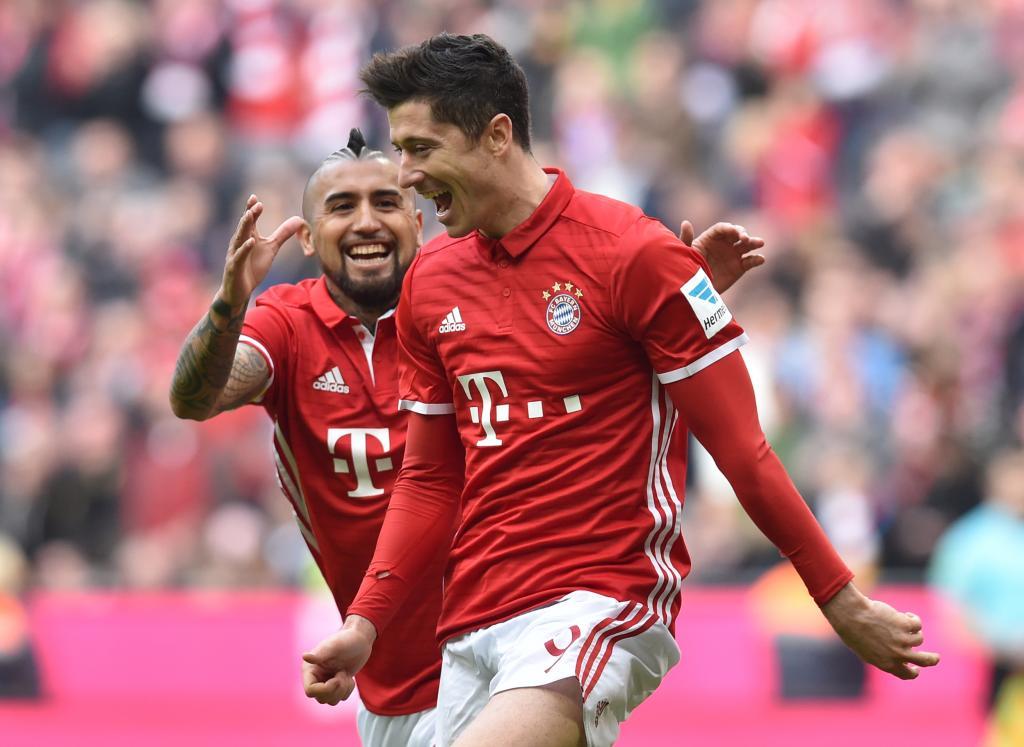 Lewandowski y Vidal celebran un gol del Bayern.
