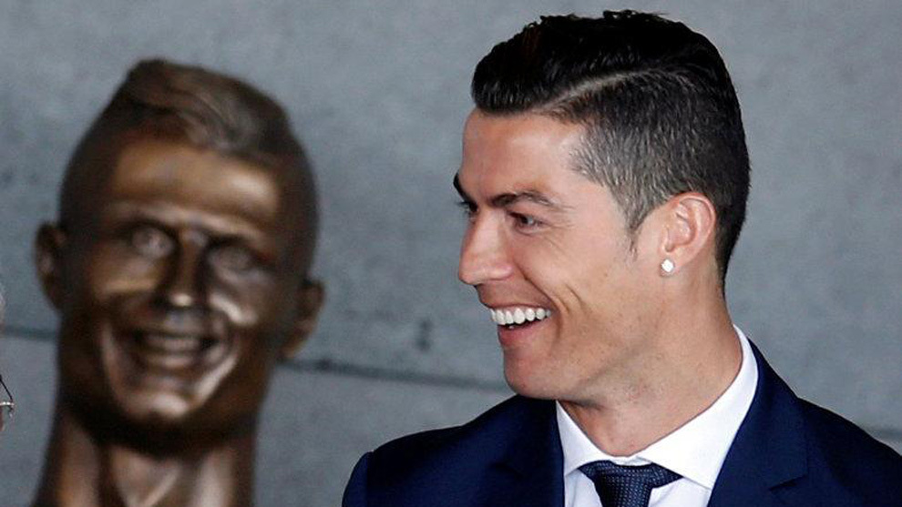 Cristiano Ronaldo junto a su busto en el  &apos;Aeropuerto de Madeira...