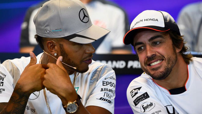 Hamilton y Alonso bromean en la rueda de prensa del GP de Blgica de...