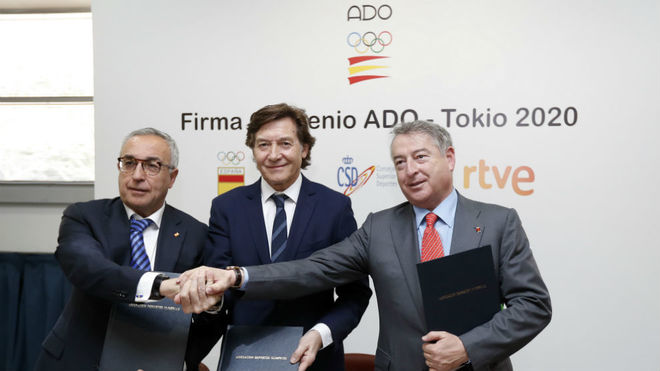 Los presidentes del COE, CSD y RTVE, tras la firma del acuerdo del...