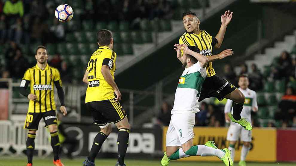 Pelayo salta con Marcelo Silva en un lance del partido ante el...