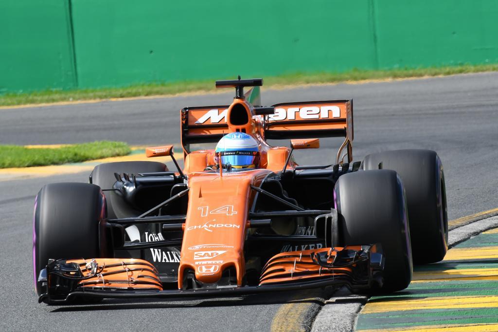 Alonso pilota su MCL32 en Australia.