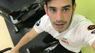 Jordi Torres se hace un 'selfie' encima de una bici...
