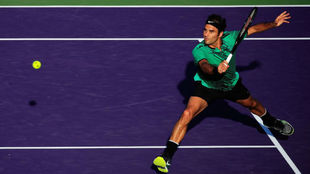 Federer se ejercita en la volea