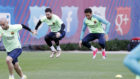 Mascherano, Messi y Neymar, durante el entrenamiento del viernes.