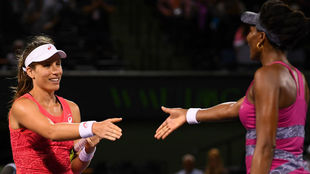 Konta saluda a Venus Williams al final del partido.